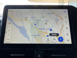 地図を大きく表示できる画面で、目的地の確認やルート設定を行いやすい構成です。周辺の道路や地名も見やすく、画面脇には各種メニューが並ぶため、必要な機能を探しやすくなっています。