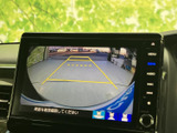 後方の様子とガイドラインを画面で確認でき、駐車時の周囲確認をサポートします。車庫入れや狭い場所での駐車など、日常の場面で役立つ装備です。
