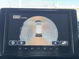 車両周辺を俯瞰して確認できる表示で、駐車スペースの位置関係を把握する際に役立ちます。画面上の設定や表示切替も行え、バック時に周囲を確認しながら落ち着いて操作できます。