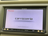 画面表示が大きく、基本情報を確認しやすいナビ・オーディオを装備。走行前に目的地や音楽の準備をする際も、見やすい画面で操作内容を把握しやすいのが魅力です。