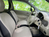 明るい色合いのシートと落ち着いた内装で、運転席まわりもすっきりとした印象です。前方や左右の窓から外を見渡しやすく、毎日の移動も気持ちよくお使いいただけます。