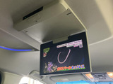 天井に設置されたモニターで映像を楽しめる装備です。停車中の待ち時間などにも活用でき、車内で過ごす時間を充実させたい方にうれしいポイント。画面の状態もご確認ください。