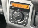 【オートエアコン】一度お好みの温度に設定すれば、車内の温度を検知し風量や温度を自動で調整。暑い&hellip;寒い&hellip;と何度もスイッチ操作をする必要はありません。快適な車内空間には必須の機能ですね♪