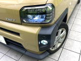 【LEDヘッドライト】悪天候や夜間走行時も良好な視界を確保し安心して運転できる高輝度LEDヘッドライトを装備!点灯速度が早く、消費電力も抑えられています。