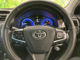 手元に複数のスイッチがまとまり、運転姿勢を保ちながら各種操作に手が届きます。握りやすい形状で、毎日の移動でも扱いやすく、機能を活用しやすい設計です。