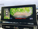 後方の映像に加えて車両周辺の表示も確認でき、駐車時の周囲確認をサポートします。画面上のガイドを目安にしながら、バック時の状況を把握しやすい装備です。