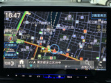 地図上に現在地や周辺道路、施設が表示され、目的地までのルート確認に役立ちます。縮尺や表示切替の項目も見やすく、慣れない場所へのお出かけや日常の移動をサポートしてくれる装備です。
