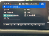 FMやAM、USB、Bluetooth Audioなど複数の選択肢が表示され、好みに合わせて音源を選べます。項目が見やすく、切り替えも分かりやすい画面です。