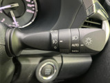 ハンドル脇にまとまったレバーと表示で、運転席から機能を確認しやすい設計です。手元で必要な操作にアクセスでき、日常の運転をスムーズにサポートします。