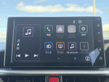 音楽やラジオ、テレビなどの項目が画面にまとまり、目的の機能を選びやすい構成です。電話やスマートフォン連携、設定メニューも備わり、日々の移動で使う機能を一画面から確認できます。