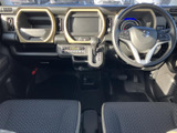 ダッシュボード中央にまとまった表示部と操作部を配置し、運転席から見渡しやすいレイアウトです。周辺のスイッチ類も手の届きやすい位置に並び、日常の操作を確認しやすい室内です。