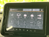 テレビやラジオ、Bluetooth、USBなどの項目が一覧で表示され、使いたい音源を選びやすいメニューです。目的の機能を画面上で確認しながら、車内での音楽利用に活用できます。