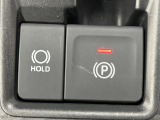 【電動パーキングブレーキ】パーキングブレーキは便利な電動式!ボタン一つで操作でき、アクセルを踏めば自動で解除されます