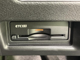 ETC車載器を装備しており、対応する料金所ではETCを利用して通過できます。高速道路や有料道路を利用する機会がある方に、便利な装備です。