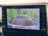 画面には車両後方の映像とガイドラインが表示され、後退時に周囲との距離感を確認する目安になります。画面を見ながら車庫入れや駐車を行う際に役立つ装備です。