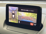 後方の映像に加え、車両周辺を俯瞰する表示も確認できます。駐車時に後方や周囲の状況を把握しやすく、画面上のガイド表示も目安となる、日常で役立つ装備です。