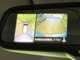車両周辺を複数の視点から画面で確認でき、駐車時の周囲確認をサポートします。ガイド表示もあり、目視と合わせて車両の位置や周辺の状況を把握しやすい装備です。