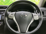 手元のスイッチでオーディオなどの操作ができ、運転中に視線を大きく移さず使いやすい構成です。各ボタンが左右にまとまり、必要な機能を手元で確認しながら操作できる便利な装備です。