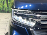 【LEDヘッドライト】悪天候や夜間走行時も良好な視界を確保し安心して運転できる高輝度LEDヘッドライトを装備!点灯速度が早く、消費電力も抑えられています。