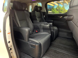 後部座席も気になるようなキズ・汚れやへたり等、大きなダメージはなく、良好な状態です。