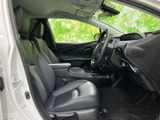 運転席まわりまで見渡しやすく、前席は身体を支える形状でゆったり座れる印象です。足元にも空間があり、乗り降りのしやすさや清潔感もご来店時にぜひお確かめください。