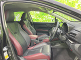 運転席と助手席には、身体を包み込む形状のシートを採用。落ち着いた色合いに赤のアクセントが映え、前方の視界も広々と感じられます。ゆったりと過ごせる空間です。