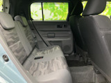 後席には柄入りのシートとヘッドレストが並び、同乗者がくつろぎやすい空間です。窓から外の様子を見渡せ、前席との間にも足元のスペースが確保されているのが分かります。