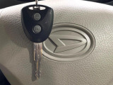 【キーレス】少し離れた場所からでもボタン一つでドアの開錠・施錠ができるのでとっても便利!ドアの鍵穴周りに傷をつけることもありません♪