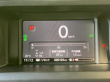 速度やシフト位置、航続可能距離などの情報がひとつの画面にまとまり、運転中にも確認しやすい表示です。必要な情報を見つけやすく、日々の運転をサポートします。
