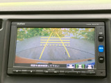後方の映像に加えて進行方向の目安となるガイド線も表示され、駐車時の周囲確認をサポートします。画面で後方の状況を見ながら位置を調整できるため、車庫入れや縦列駐車の際にも便利です。