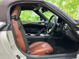ブラウンのシートが落ち着いた雰囲気を添える運転席まわり。ドア側から乗り降りしやすい開口で、座った位置から前方や計器類を確認しやすく、ドライブ前の準備もスムーズです。