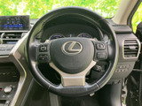 手元に複数のスイッチを備え、運転姿勢を保ちながら各種操作にアクセスできます。握った際に自然と目に入りやすい配置で、日々の運転を快適にサポートします。