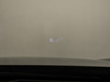 ヘッドアップ・ディスプレイ(HUD)現在のスピードや、前方の車線情報など、運転に必要な情報を、目の前のウインドウガラスに表示する機能です。これにより、目線の移動が少なく済み、安全です。