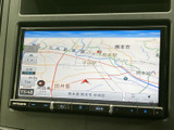 地図上に現在地や周辺の道路、施設名が表示され、目的地までのルート確認に役立ちます。画面を見ながら行き先を設定できるため、初めて訪れる場所へのお出かけにも便利です。