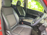 運転席と助手席は身体を支える形状で、ゆったりと座れる空間が広がります。前方や側方の視界も確保しやすく、運転する方も隣に乗る方も落ち着いて過ごせる室内です。