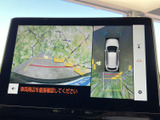 車両周囲の映像と上から見た表示を画面内で確認でき、駐車時の周囲確認に役立ちます。ガイド表示や各種アイコンも見やすく、操作内容を把握しやすい装備です。