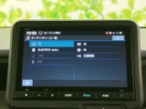 オーディオソースが一覧で表示され、聴きたい音源を画面から選びやすい構成です。ラジオやBluetoothなど複数の項目が並び、利用する機器やシーンに合わせて切り替えられます。