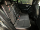 広々とした2列目シートは居住性が高く、居心地も快適!友達や家族とのお出かけにぴったりです。ベビーシートやチャイルドシート使用時も快適にお過ごしいただける十分な空間を確保しています。