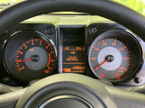 左右に並ぶメーターと中央の表示部で、運転に必要な情報を確認しやすい構成です。文字や目盛りが見渡しやすく、日々の移動中も視線を大きく動かさずに把握できます。