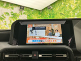 テレビ番組を画面で楽しめる装備を備えています。停車中の休憩時間などに映像を視聴でき、画面上で番組の内容も確認しやすいので、車内で過ごす時間に活用できます。