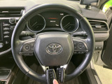 ステアリングには複数のスイッチが配置され、運転中に手元で車両の機能を扱いやすい仕様です。前方から視線を大きく外さず操作できるため、日常の移動をより便利に支える装備として活躍します。