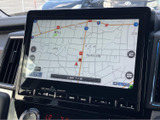 道路や周辺施設を画面上で確認できる地図表示です。現在地を把握しながら目的地へのルートを確認でき、初めて訪れる場所へのお出かけでも役立つ、日常使いに便利な装備です。