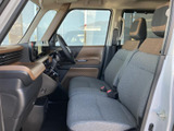 前席は身体を預けやすい形状で、運転席と助手席のどちらも落ち着いて座れる空間です。窓からの見通しがよく、明るい室内で周囲を確認しやすいため、毎日の移動も快適にお使いいただけます。