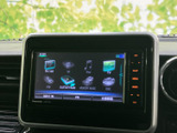 FM・AMやUSB、Bluetoothなど複数の音源が画面に並び、聴きたいメディアを選びやすい構成です。日々の移動時間に合わせて、音楽やラジオを楽しめる便利な装備です。