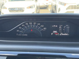 速度計と各種車両情報をまとめて確認できる表示で、運転中に必要な情報へ目を向けやすい配置です。メーター内の表示を確認しながら、落ち着いて運転に集中できます。