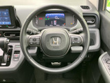 ステアリングに各種スイッチがまとまり、運転姿勢を保ったまま手元で操作しやすい配置です。前方にメーターも収まり、運転中の確認にも便利です。