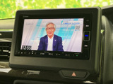 テレビ番組を画面に表示できる装備です。停車中の休憩時間などに映像を視聴でき、車内で過ごす時間の楽しみが広がります。画面操作部も手元にまとまり、使いやすさに配慮されています。