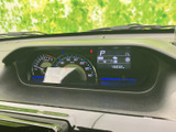 速度計やシフト位置、燃料残量などを運転席からまとめて確認できます。表示が中央に集約されたレイアウトで、走行中も必要な情報を把握しやすい構成です。