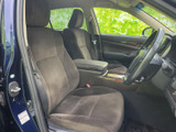 運転席と助手席はゆったりとした配置で、前方や左右の見通しも確保しやすい室内です。落ち着いた色合いのシートと手の届きやすいアームレストで、乗車時もくつろげます。