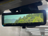 【スマートリヤビューミラー】後席の大きな荷物や同乗者で後方が確認しづらい時でも安心!カメラが撮影した車両後方の映像をルームミラー内に表示。クリアな視界で状況の確認が可能です!